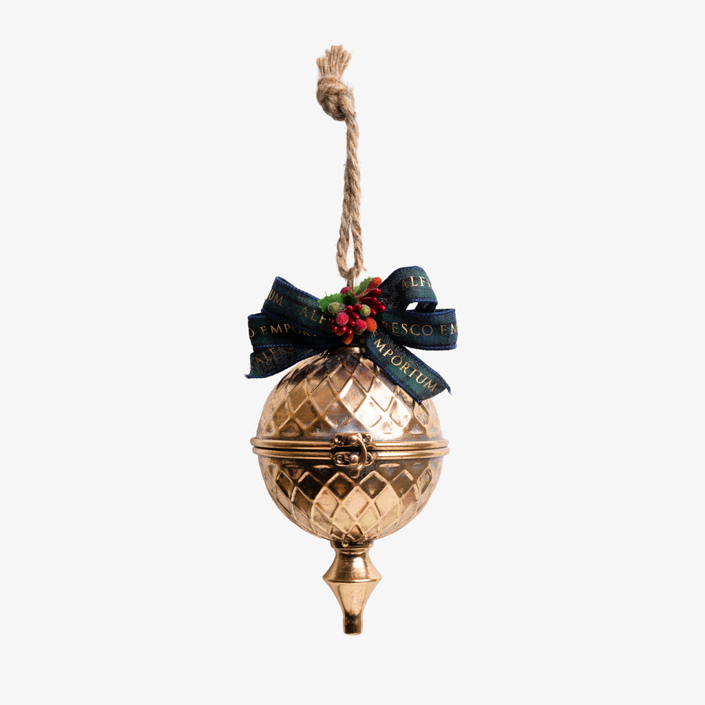 gold-gift-bauble-with-cashews front