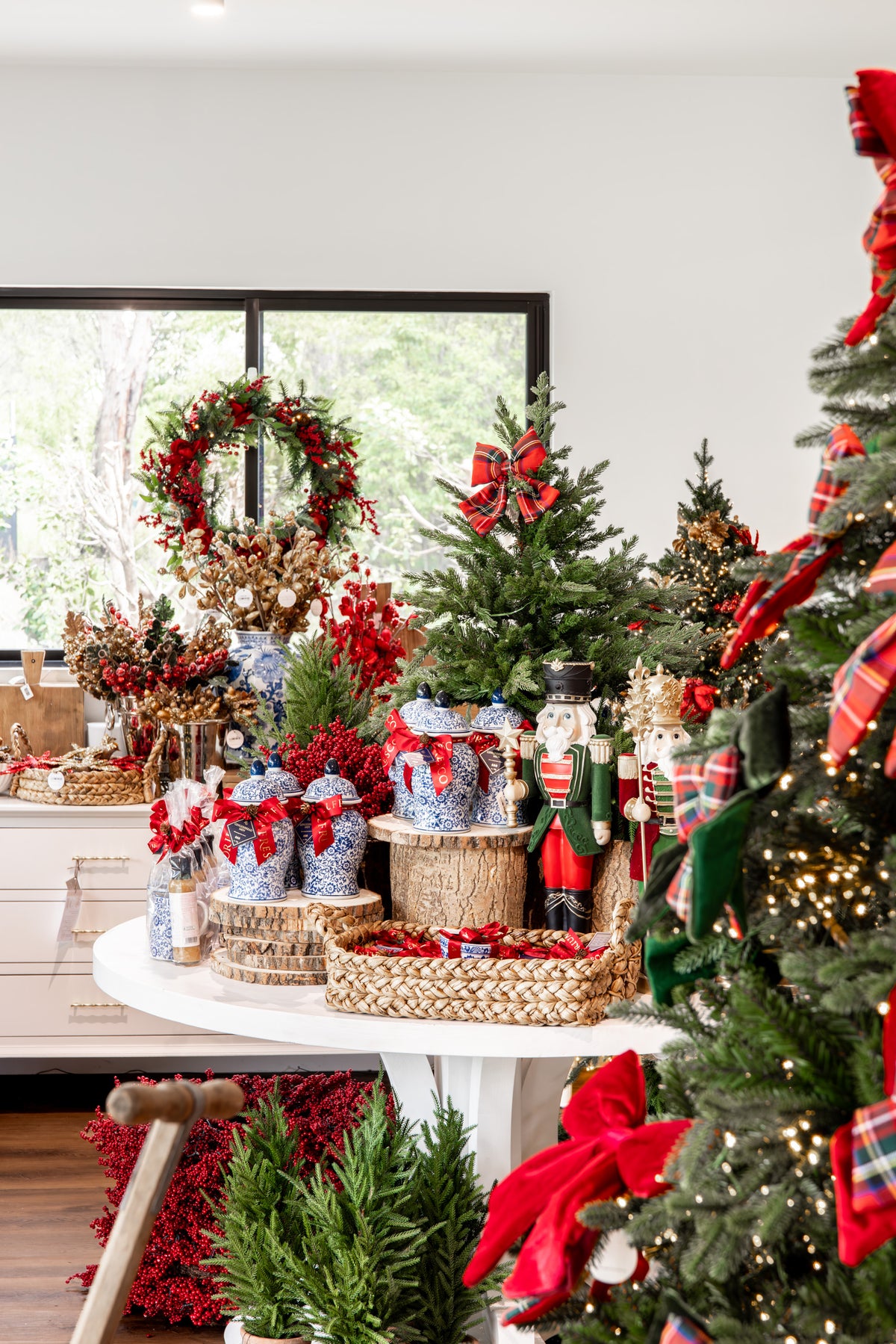 Decorative Christmas scene at Alfresco Emporium Glenhaven.