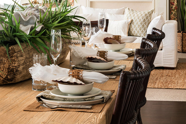 Relaxed tropical style dining table.