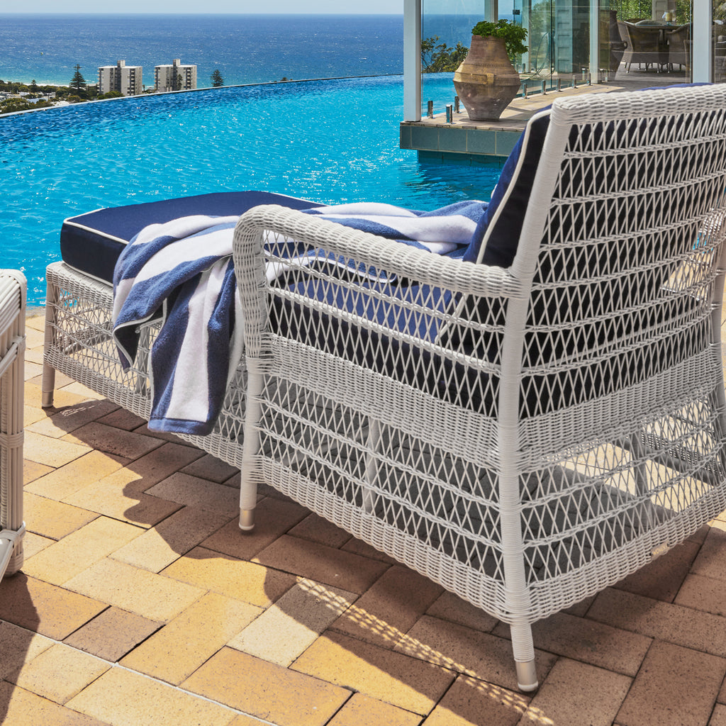 Hampton Outdoor Chaise Lounge White With Navy